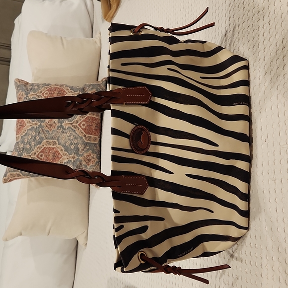 Dooney & Bourke zebra print large - Picture 1 of 3